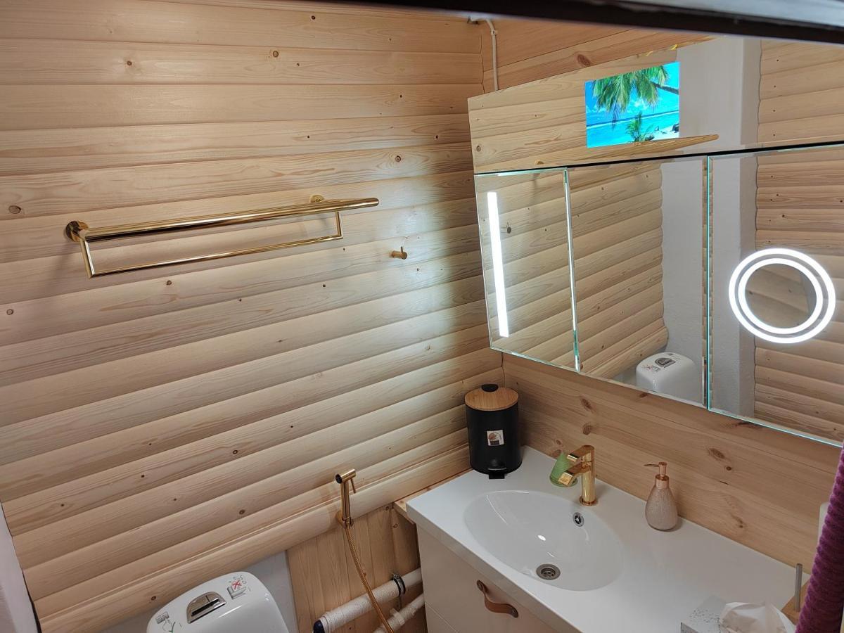 Relax & Recharge - A Unique Suite With A Touch Of Luxury - Hot Tub And Sauna Inspired Decor #Not A Real Sauna# Easy City Access - Direct Train 15 Min To City Helsinki Dış mekan fotoğraf