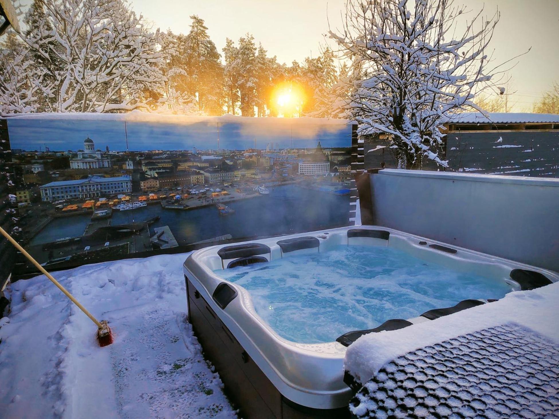 Relax & Recharge - A Unique Suite With A Touch Of Luxury - Hot Tub And Sauna Inspired Decor #Not A Real Sauna# Easy City Access - Direct Train 15 Min To City Helsinki Dış mekan fotoğraf