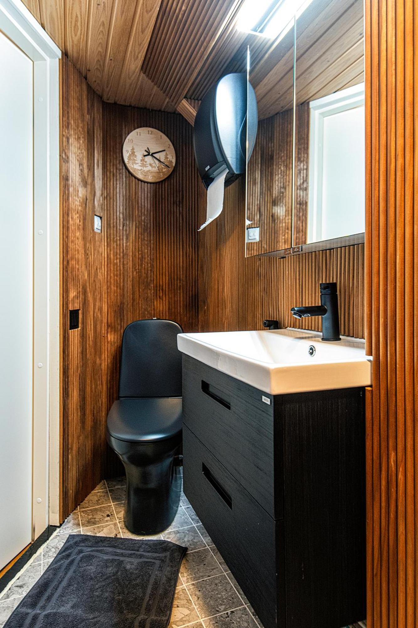 Relax & Recharge - A Unique Suite With A Touch Of Luxury - Hot Tub And Sauna Inspired Decor #Not A Real Sauna# Easy City Access - Direct Train 15 Min To City Helsinki Dış mekan fotoğraf